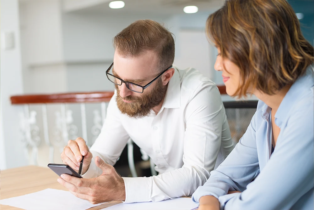 Conseiller financier et son client